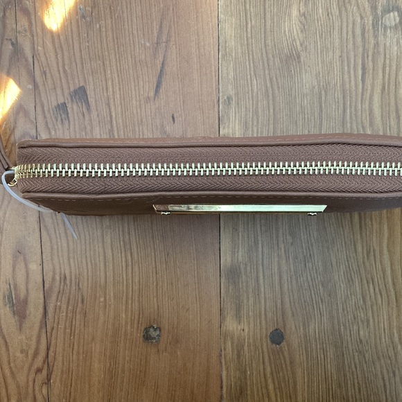 ⚜️Betsey Johnson Tan 3D Flower Design Wallet! NWT! - Picture 8 of 10